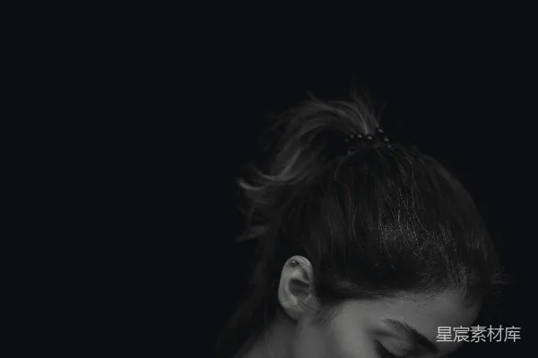 高清摄影 黑白照片中一位女性手持手机
