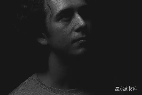 高清摄影 黑白照片中的一个男子