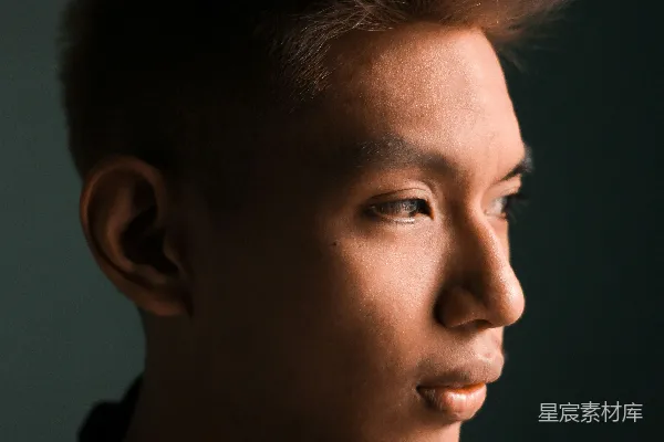 高清摄影 黑色长袖圆领衫的男士