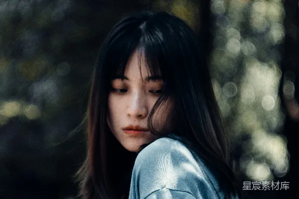 高清摄影 蓝长袖上衣的女人