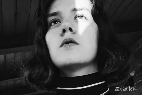 高清摄影 黑白照片中一位女子仰头 Looking Up in a Black and White Photo