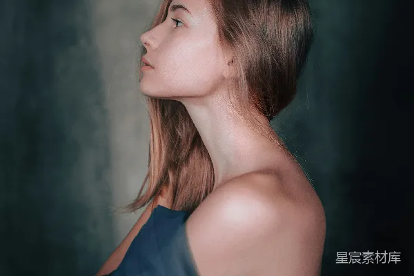高清摄影 一个穿蓝色连衣裙的女人正在拍照。