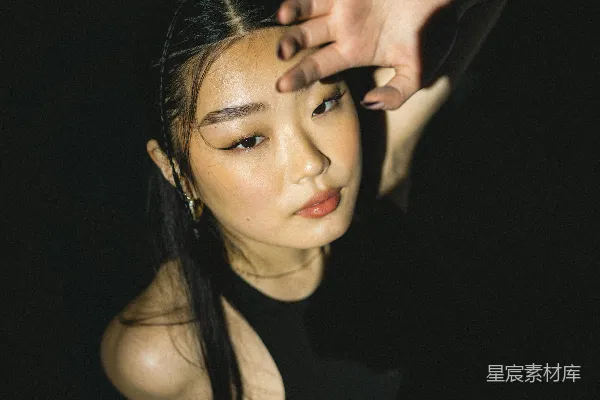 高清摄影 一个穿着黑色上衣的女人举手捂住她的脸