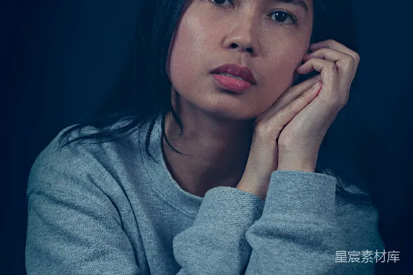 高清摄影 一个女子双手托腮。