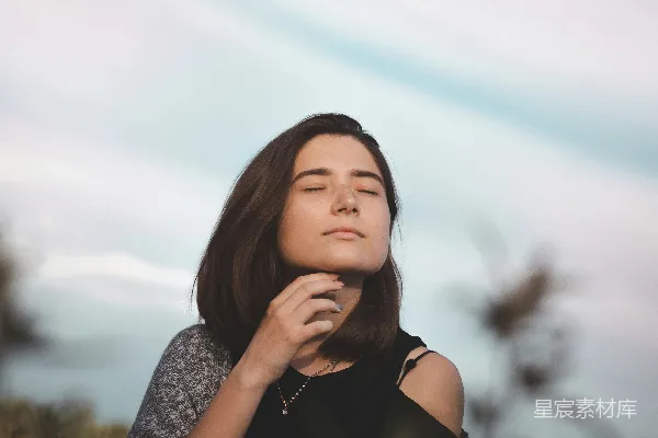 高清摄影 黑白色花图案女裙的女士