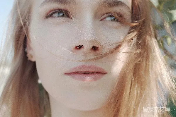 高清摄影 长发女子站在树下