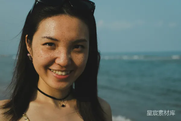 高清摄影 海边一个女人站在沙滩上