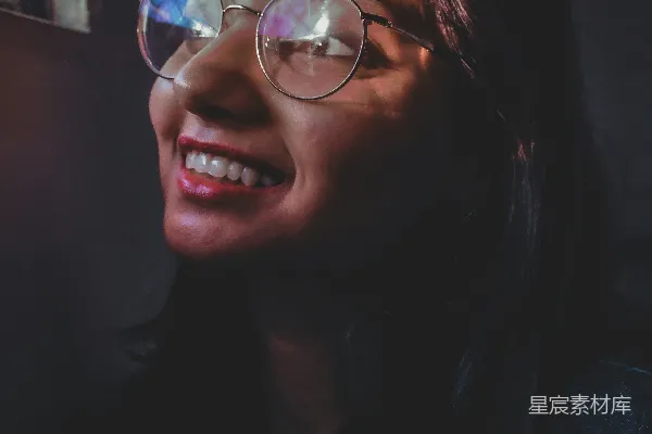高清摄影 戴着银边眼镜的女士