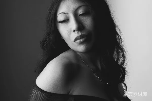 高清摄影 一个闭着眼睛的女人黑白照片
