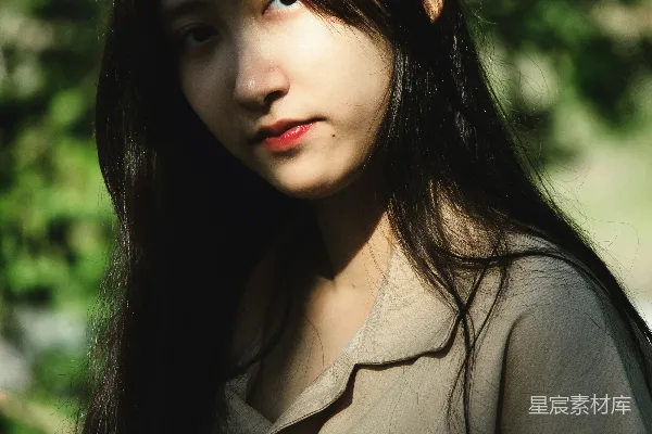 高清摄影 棕色夹克衫的女人在白天靠近绿色叶植物站立。