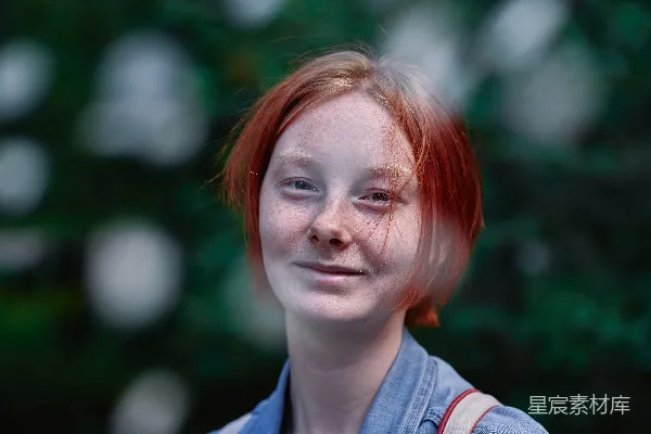高清摄影 一头红发的女人正在对着相机微笑。