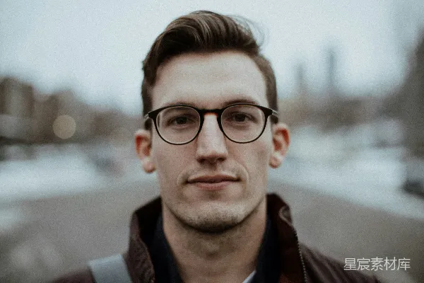 高清摄影 戴着黑色框架眼镜的男人近照