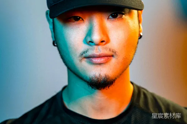 高清摄影 黑色长袖T恤穿着者戴着黑色帽子的男子