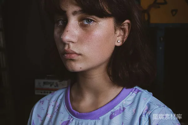 高清摄影 身穿蓝色和紫色衬衫的女子