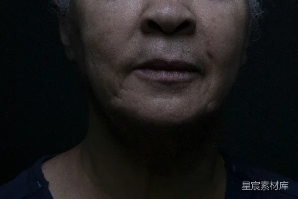 高清摄影 一位老年妇女仰望天空朝向光线。