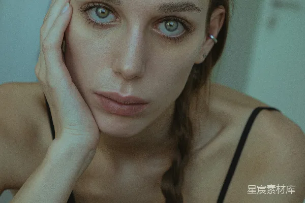 高清摄影 一位美丽年轻的蓝眼睛女子正在拍照。