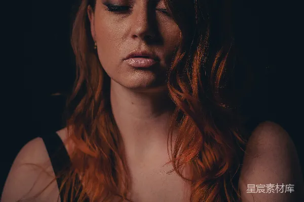 高清摄影 一头红发的女子穿着黑色紧身上衣