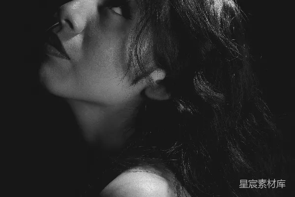 高清摄影 一张黑白照片中一位女士仰头望向天空。