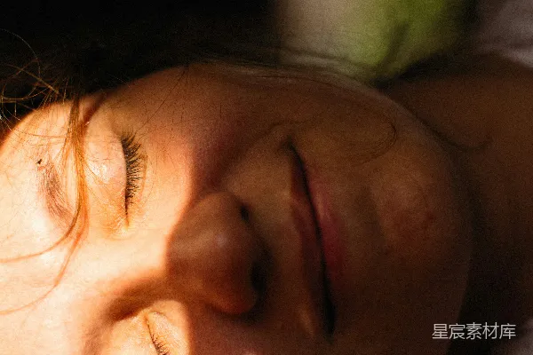 高清摄影 一个女人躺着闭着眼睛