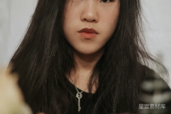 高清摄影 身穿黑白条纹衫的女人戴着银色项链
