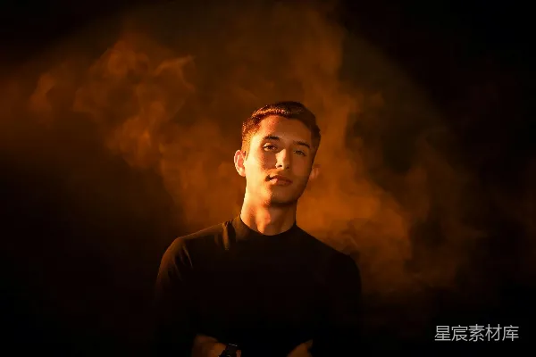 高清摄影 一个男子站在暗背景前