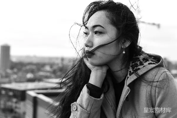 高清摄影 穿外套的女人灰度照片