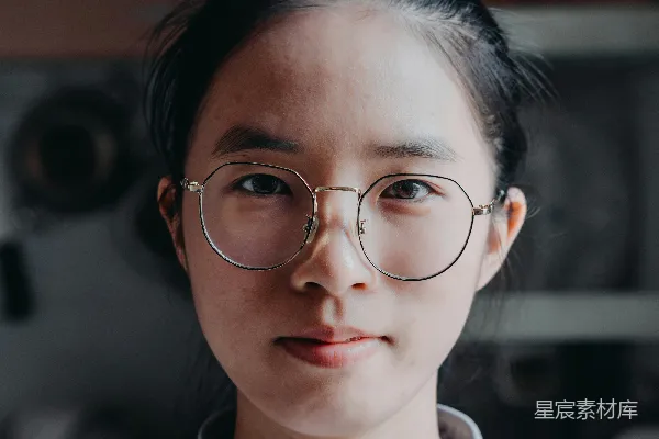 高清摄影 白色连帽衫穿着眼镜的女士