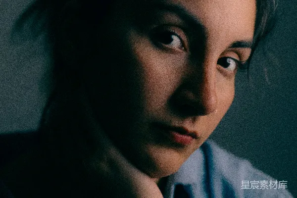 高清摄影 女人用手放在下巴上直视着观者。