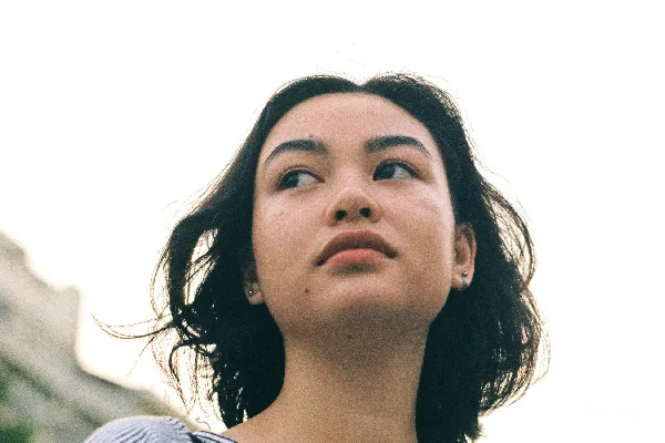 高清摄影 身穿蓝色和白色条纹上衣的女子