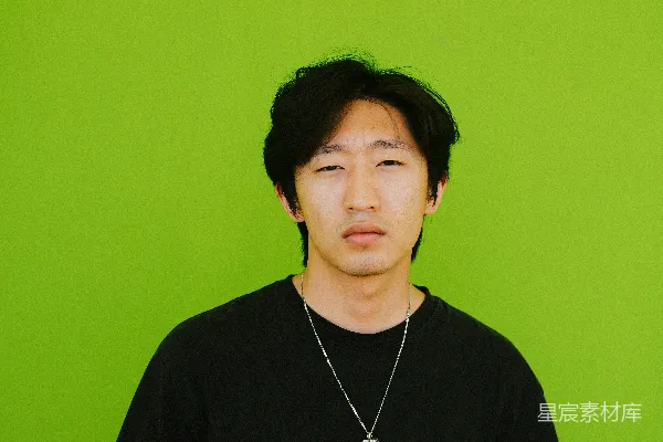 高清摄影 一个男人站在一株绿色的幼苗面前