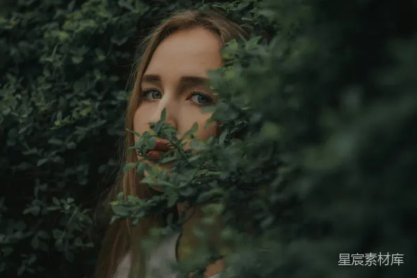 高清摄影 白衬衫女人站在绿色叶子植物旁的白天