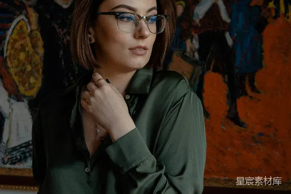高清摄影 戴着眼镜的女人站在一幅画前