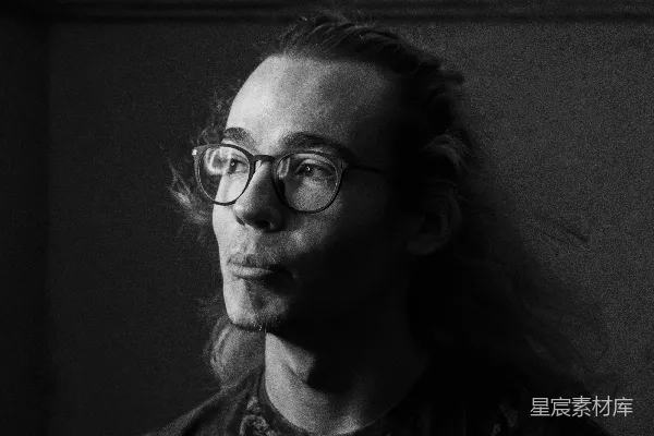 高清摄影 侧看戴着眼镜的男人的灰度照片