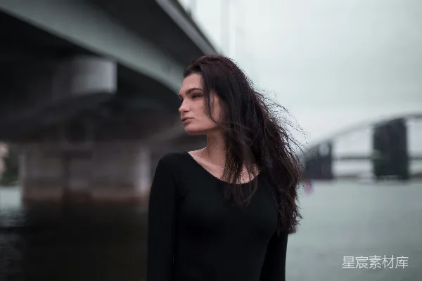高清摄影 黑色长袖上衣的女人站立