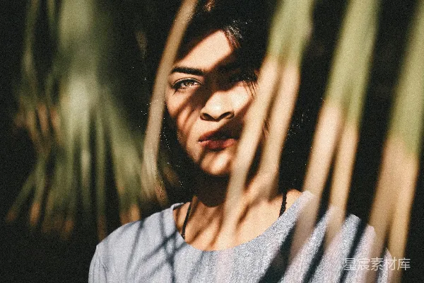 高清摄影 一个女人站在棕榈树前