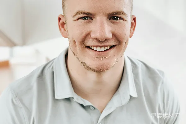 高清摄影 灰 Polo 衬衣穿着的男人微笑
