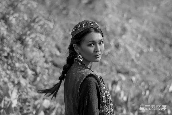 高清摄影 女人站在人行道上
