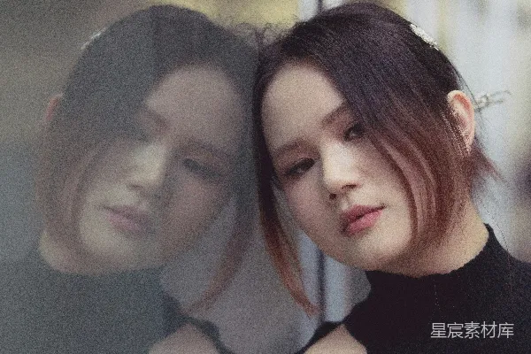 高清摄影 一个女人站在窗户前，旁边还有一个女人。