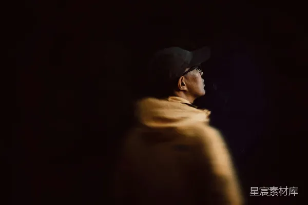 高清摄影 黄色上衣和黑色帽子的男人