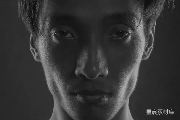 高清摄影 一个穿白色上衣的光着上身的男人黑白照片