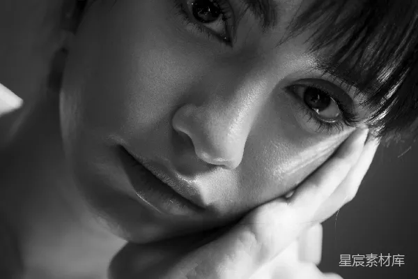 高清摄影 黑白照片中的一个女人