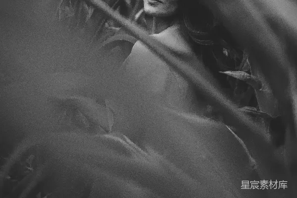 高清摄影 白色上衣女人的灰度照片