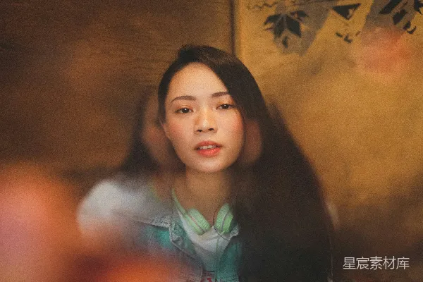 高清摄影 蓝色牛仔夹克女人靠近棕色木墙