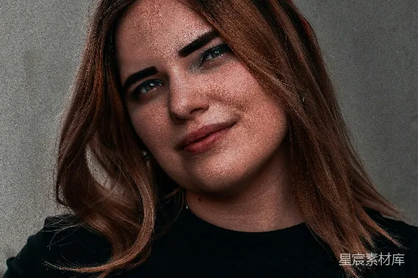 高清摄影 一个穿黑色上衣的女人在拍照。