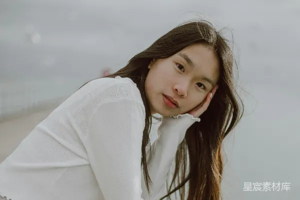 高清摄影 白色长袖上衣的女人站在覆盖着积雪的地面上，白天。