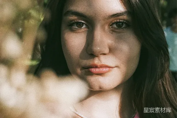 高清摄影 一个穿粉红色上衣的女人正在拍照。