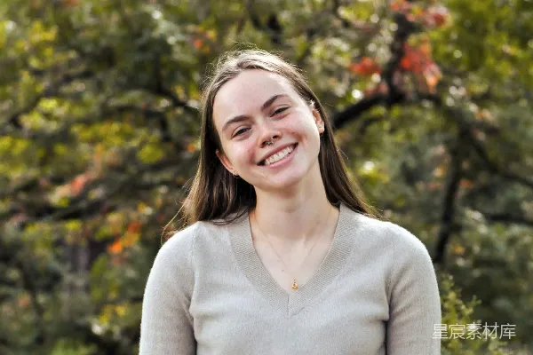 高清摄影 一个女人站在树前 smiling