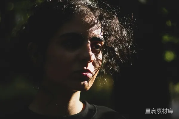 高清摄影 一个女人站在黑暗中，眼睛闭着