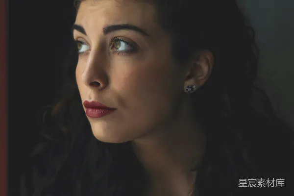 高清摄影 黑发女子，口红红艳