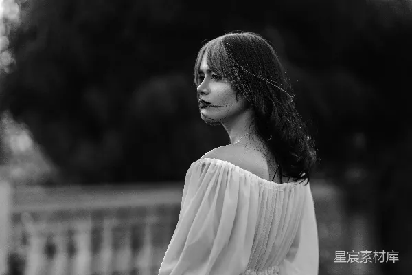 高清摄影 一位穿着连衣裙的女人黑白照片